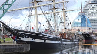 Der Dreimaster "Seute Deern" liegt abgesunken im Alten Hafen.