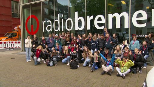 Viele Schüler und Schülerinnen stehen vor dem Radio Bremen Gebäude.