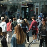 Viele Menschen bewegen sich durch die Bremer Innenstadt.