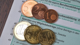 Ein Spendenformular mit Münzen