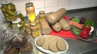 Die Zutaten für das dieswöchige Gericht des Bremer Tellers: Knipp, Gemüse, Schwarzbrot, Gewürzgurken und Apfelmus.