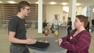 Zwei Personen bei einer Diskussion.