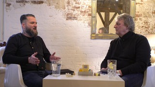 Zwei Männer sitzen in einem Café in Bremen