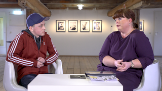 Ein Mann und eine Frau sitzen am einem Tisch.
