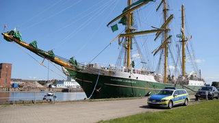 Das Segelschiff Alexander von Humboldt II liegt im Hafen in Bremerhaven. Am Montag beim Auslaufen zu einer Ausflugsfahrt kollidierte das Segelschiff mit einem Schwimmkran. Zwei Queermasten sind gebrochen.