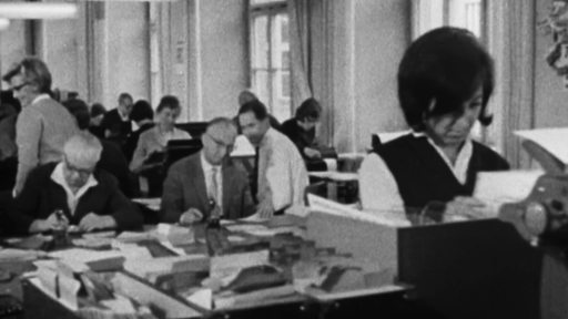 Ein altes Archivbild von arbeitenden Personen in einer Firma.