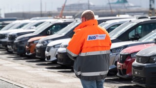 Ein Mitarbeiter steht auf dem Gelände vom BLG Autoterminal Bremerhaven.
