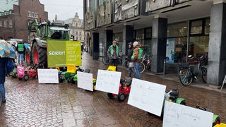 Vor der Bremischen Bürgerschaft protestieren etwa 20 Landwirte.