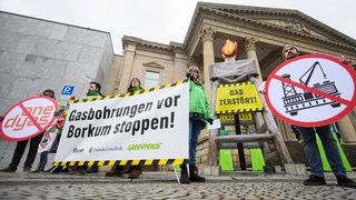 Mehrere Umweltschutzorganisationen demonstrieren vor dem niedersächsischen Landtag gegen die geplanten Gasbohrungen vor Borkum.