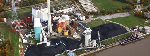 Blick von oben auf das Kohlekraftwerk in Bremen-Farge an der Weser.
