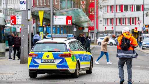 Ein Einsatzfahrzeug der Polizei steht vor dem Bremer Hauptbahnhof.