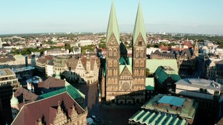 Es ist der Bremer Dom aus der Luft zu sehen.