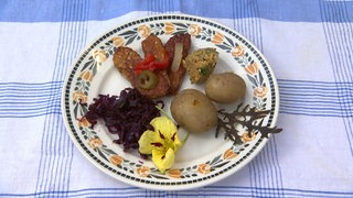 Auf dem Bremer Teller sind Kartoffeln, fermentiertes Sauerkraut sowie fermentiertes Tempeh zu sehen.