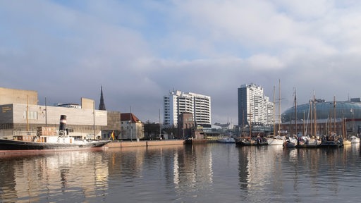 Skyline von Bremerhaven zeigt: Deutsches Auswandererhaus, Klimahaus und Sail City, Neuer Hafen, Havenwelten 