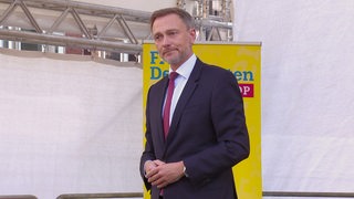 Der FDP Bundesvorsitzender Christian Lindner auf der Bühne auf dem Bremer Marktplatz. 