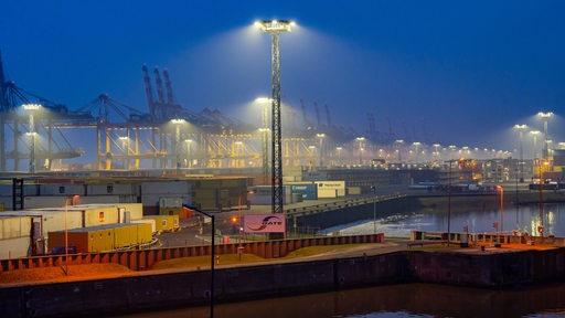 Das Container Terminal im Überseehafen von Bremerhaven bei Nacht