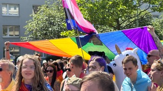 Junge Menschen mit Pride Flagge beim CSD in Bremerhaven