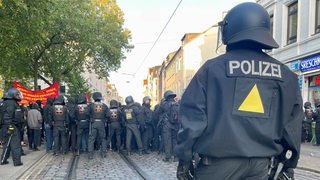 Polizisten stehen am Ziegenmarkt im Bremer Viertel