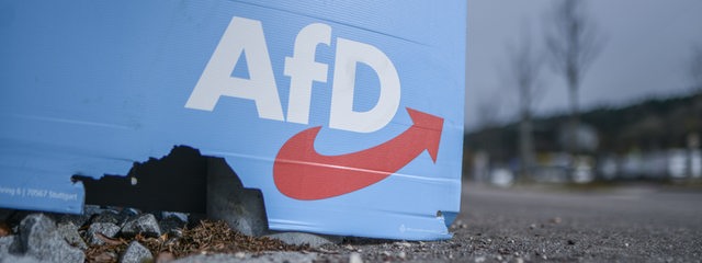 Ein zerstörtes Wahlplakat der AfD