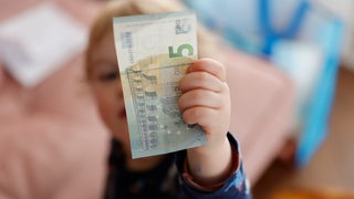 Kind mit 5 Euro Schein