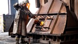Ein Arbeiter im Stahlwerk Arcelor Mittal in Bremen