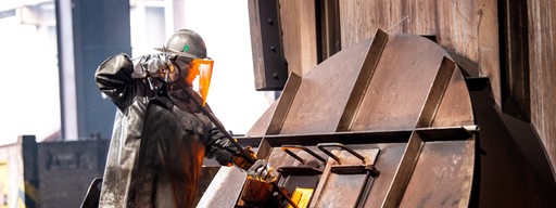 Ein Arbeiter im Stahlwerk Arcelor Mittal in Bremen