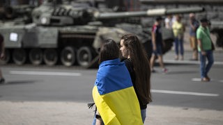 Ukrainische Flagge an Menschen