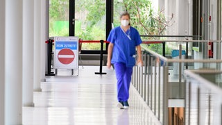 Eine Schwester läuft über den Flur eines Krankenhauses