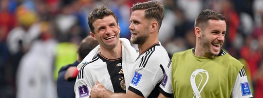 Bayern-Spieler Thomas Müller umarmt nach dem Länderspiel gegen Spanien Werder-Stürmer Niclas Füllkrug.