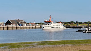 Seebäderschiff Spiekeroog II verlässt den Hafen der Insel verlässt den Hafen der Insel