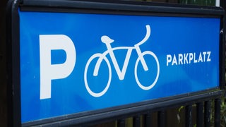 Schild eines Parkplatzes für Fahrräder