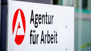 Das Logo der Agentur für Arbeit auf einem Schild.