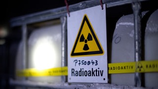 Ein Fass mit radioaktiv verseuchtem Wasser steht am 04.03.2014 in Remlingen (Niedersachsen) in einem Schacht des Atommüll-Lagers Asse.
