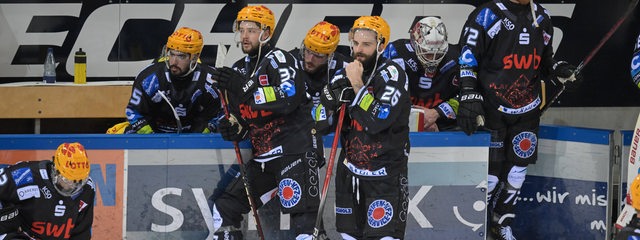 Eishockey-Spieler der Fischtown Pinguins stehen enttäuscht an der Bande nach der Niederlage im Finale um die Meisterschaft gegen die Eisbären Berlin.