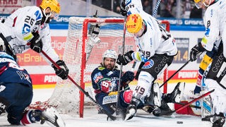 Eishockey-Spieler der Fischtown Pinguins verteidigen mit vollem Einsatz ihr Tor gegen die Eisbären Berlin im Finale.