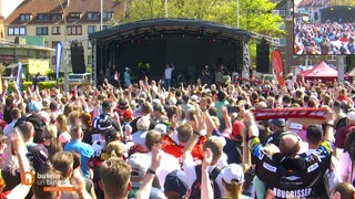 Tausende Eishockey-Fans der Fischtown Pinguins feiern in Bremerhaven vor einer Bühne die Mannschaft zum Saisonabschluss.