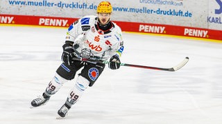 Eishockey-Spieler der Fischtown Pinguins Lukas Kälble in Aktion auf dem Eis.