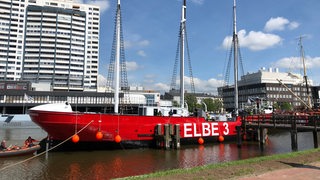 Die "Elbe 3" ist an ihrem Liegeplatz angekommen
