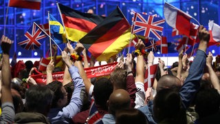 Fans feuern die Interpreten aus verschiedenen Teilnehmerländern beim Finale des 59. Eurovision Song Contest (ESC) an.