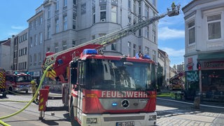 Die Feuerwehr im Einsatz bei einem Brand im Bremer Viertel in der Brunnenstraße.