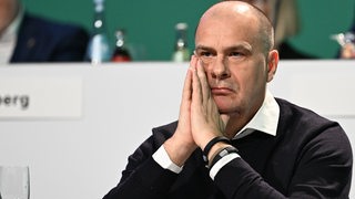 Klaus Filbry, Vorsitzender der Werder-Geschäftsführung, sitzt mit zusammengelegten Händen an einem Tisch