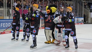 Die Spieler der Fischtown Pinguins fahren übers Eis und applaudieren ihren Fans.