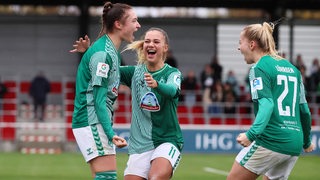 Werders Fußballerin Sophie Weidauer bejubelt mit einem Freudenschrei ihren Treffer und feiert mit ihren Teamkolleginnen.