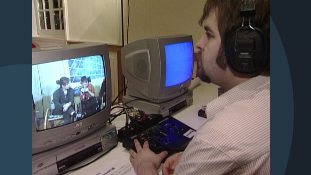 Archivbild: Ein Mann mit Kopfhörern sitzt vor einem Monitor.