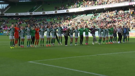 Die Werder Spielerinnen stehen zusammen und springen 