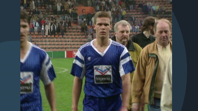 Der 22 Jährige Fußballer Thorsten Legat auf dem Spielfeld.