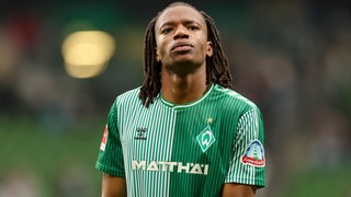 Werder-Spieler Skelly Alvero schaut nach dem Spiel gegen Wolfsburg enttäuscht.