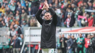 Werder-Stürmer Marvin Ducksch applaudiert nach dem Sieg gegen Stuttgart mit nachdenklicher Miene den Fans im Weser-Stadion.