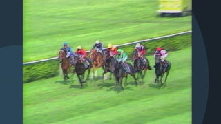 Mehrere Reiter bei einem Galopprennen in der Vahr im Jahr 1985.