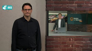 Gebärden-Dolmetscher Knut Weinmeister im Studio von buten un binnen, im Hintergrund ist Moderator Felix Krömer auf dem Monitor zu sehen.